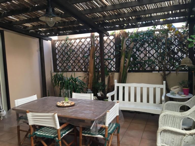 VILLA A SCHIERA CAUCANA DUE PASSI DAL MARE